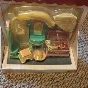 Fisher-Price Dollhouse Dress Up .